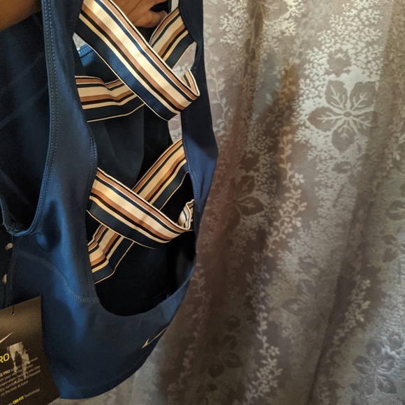 NWT Nike Crop - Picture 5 of 5